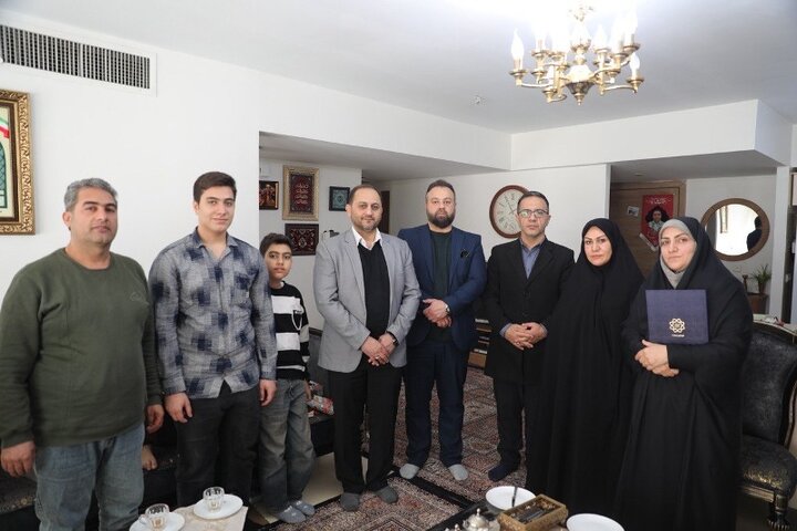 دیدار شهردار منطقه ۳ با خانواده شهید والامقام مصطفی روشن