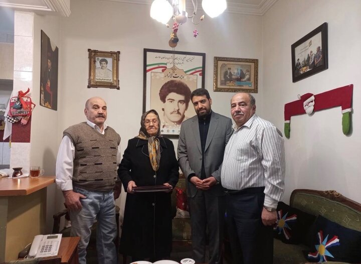 دیدار شهردار منطقه ۱۱ با خانواده شهید لازار