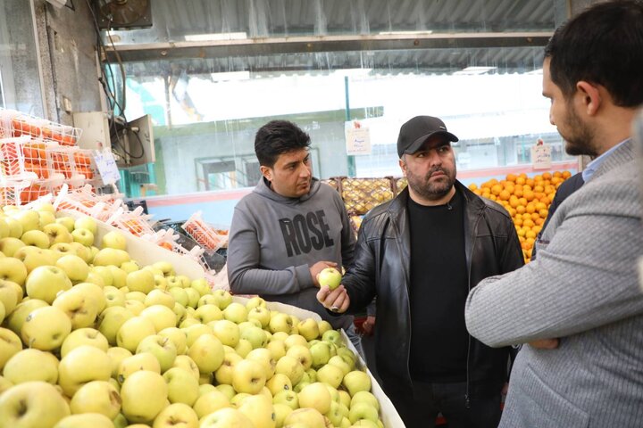 بازدید میدانی شهردار منطقه ۱۷ از میادین تره‌بار و نظارت بر کیفیت عرضه محصولات
