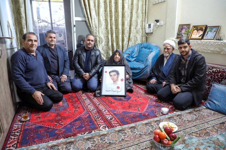 دیدار شهردار منطقه ۱۷ با خانواده شهید والامقام اسدالله شیرخانلو