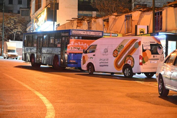 طرح «پناه گرم»، استقرار دو اتوبوس برای اسکان بی خانمان‌ها در میدان تجریش