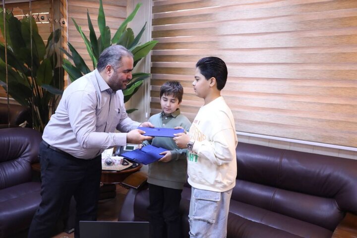 دیدار شهردار منطقه ۱۷ با برگزیدگان استانی مسابقات پژوهش‌سراها