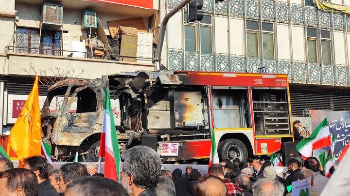 خیزش تهرانی ها علیه آشوب و جنایت / نمایش خودروی امدادی آتش گرفته