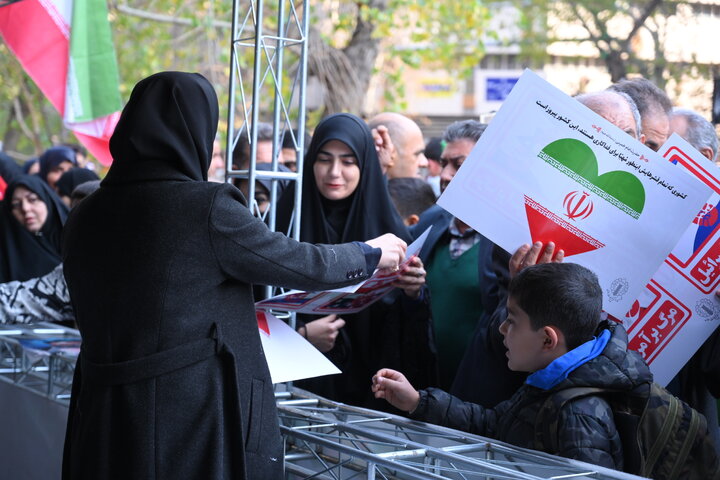 خدمات‌رسانی به راهپیمایان یوم‌الله ۲۲ دی ماه در  موکب فرهنگی شهرداری منطقه یک