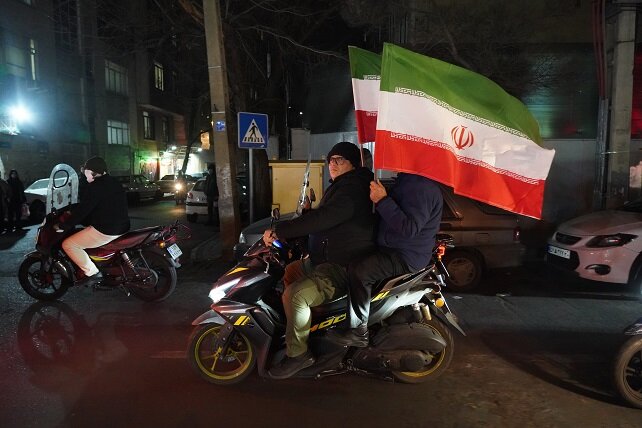 پرچم ایران در دستان موتورسواران منطقه ۱۴ به اهتزاز درآمد