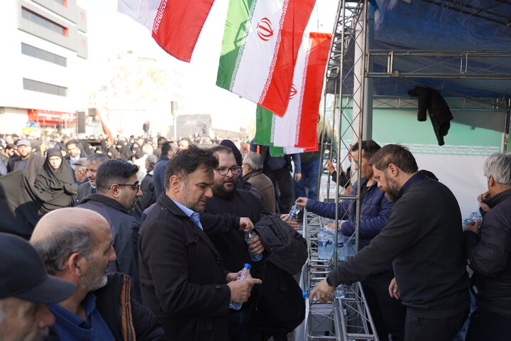 خدمت‌رسانی شهرداری منطقه ۸ در اجتماع بزرگ مردم تهران