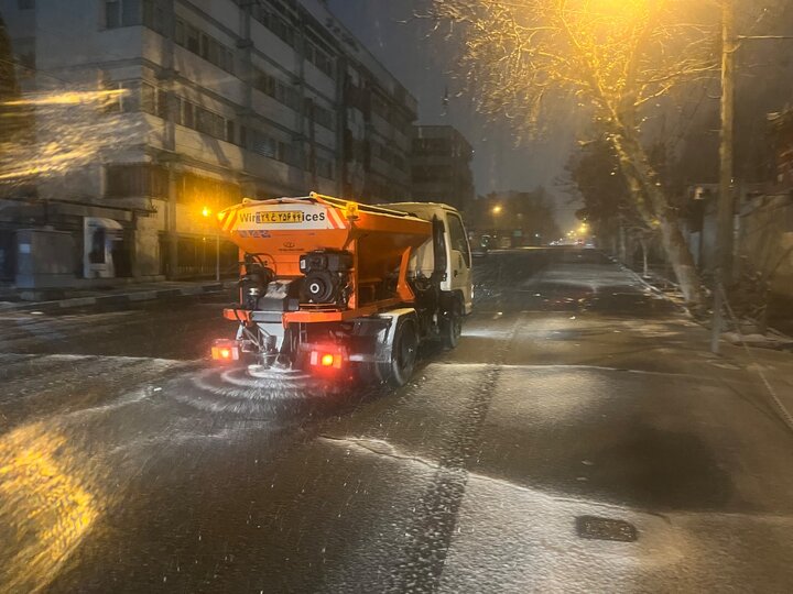 خدمت رسانی ۴۰۰ نفر عوامل برف روبی و ماشین آلات برای تردد روان در منطقه ۷