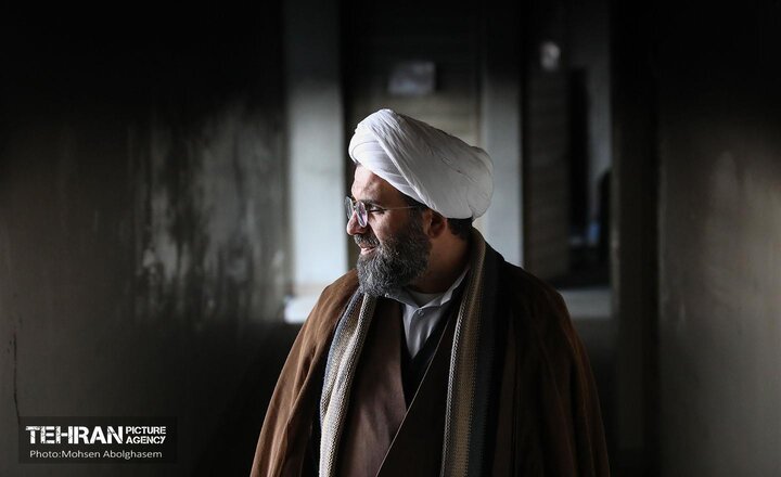 بازدید خبرنگاران رسانه‌های خارجی از تخریب اموال عمومی شهر