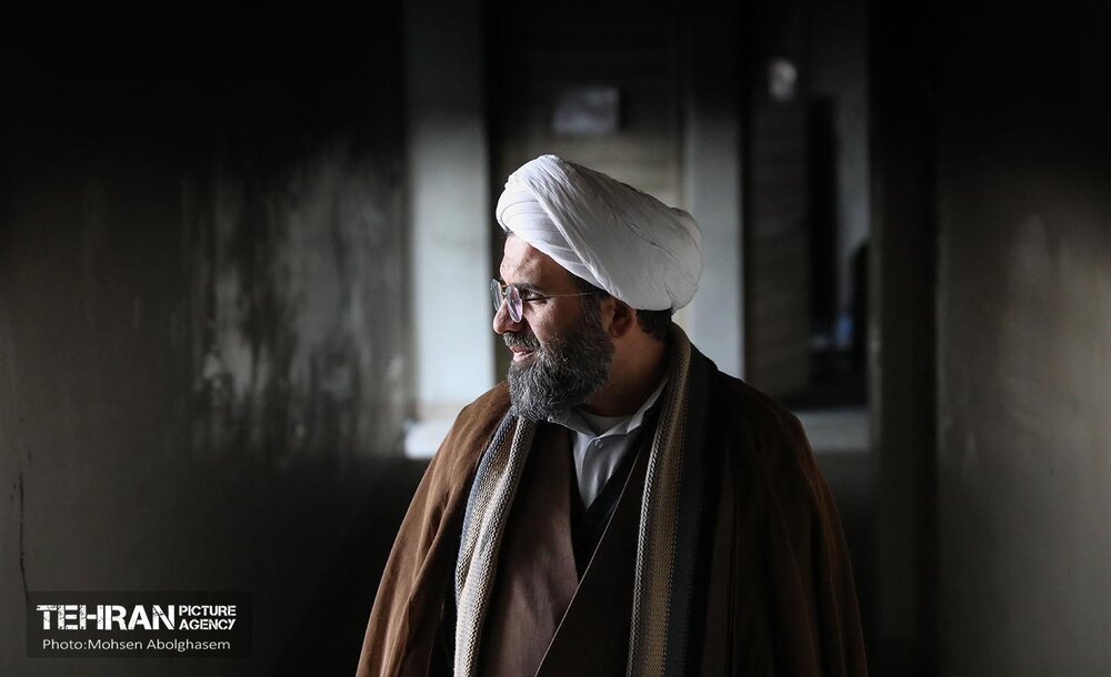 بازدید خبرنگاران رسانه‌های خارجی از تخریب اموال عمومی شهر