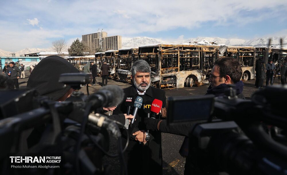 بازدید خبرنگاران رسانه‌های خارجی از تخریب اموال عمومی شهر