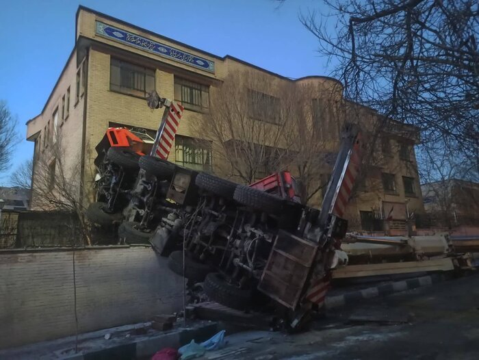 واژگونی جرثقیل بزرگ ۱۱۰ تنی در تهران