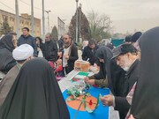 استقبال نمازگزاران از میز خدمت شهرداری منطقه یک در نماز جمعه