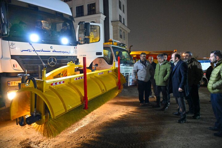 برف‌روبی معابر منطقه یک با فعالیت شبانه‌روزی ۷۰۰ نیروی عملیاتی