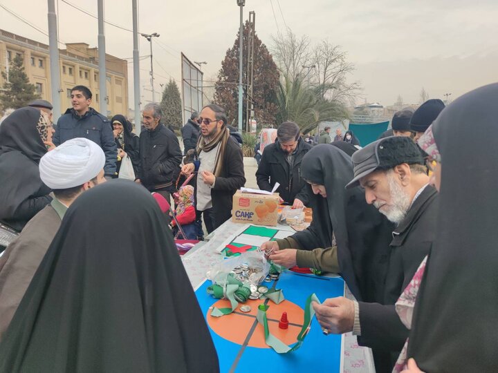 استقبال نمازگزاران از میز خدمت شهرداری منطقه یک در نماز جمعه