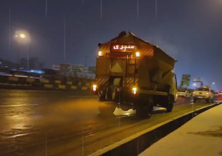 تردد سهل و ایمن با تلاش شبانه‌روزی ستاد برف‌روبی شهرداری منطقه ۱۳