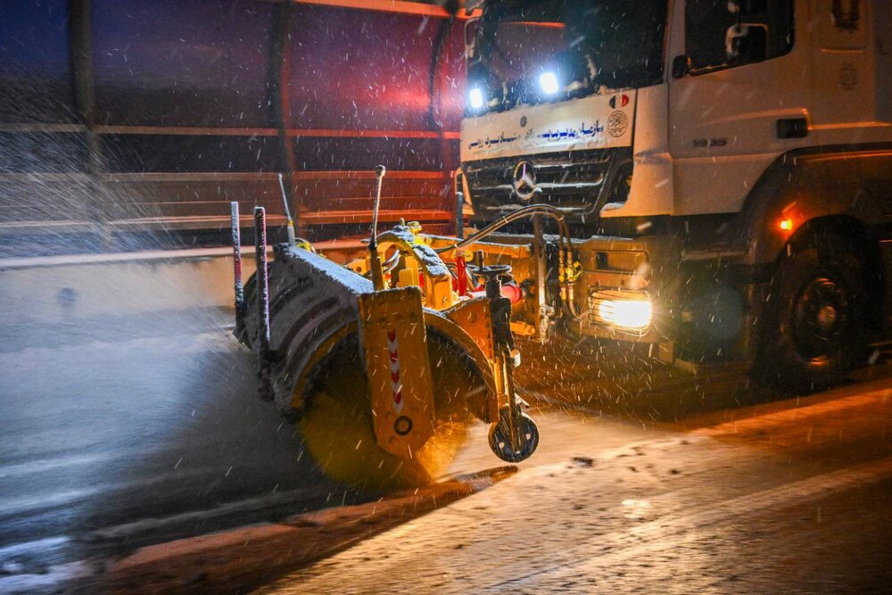 برف‌روبی معابر منطقه یک با فعالیت شبانه‌روزی ۷۰۰ نیروی عملیاتی