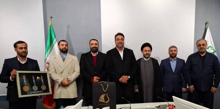 تجلیل فدراسیون دوومیدانی کشور از شهردار منطقه ۱۳ با اهدای مدال/ همکاری برای توسعه زیرساخت‌های ورزش