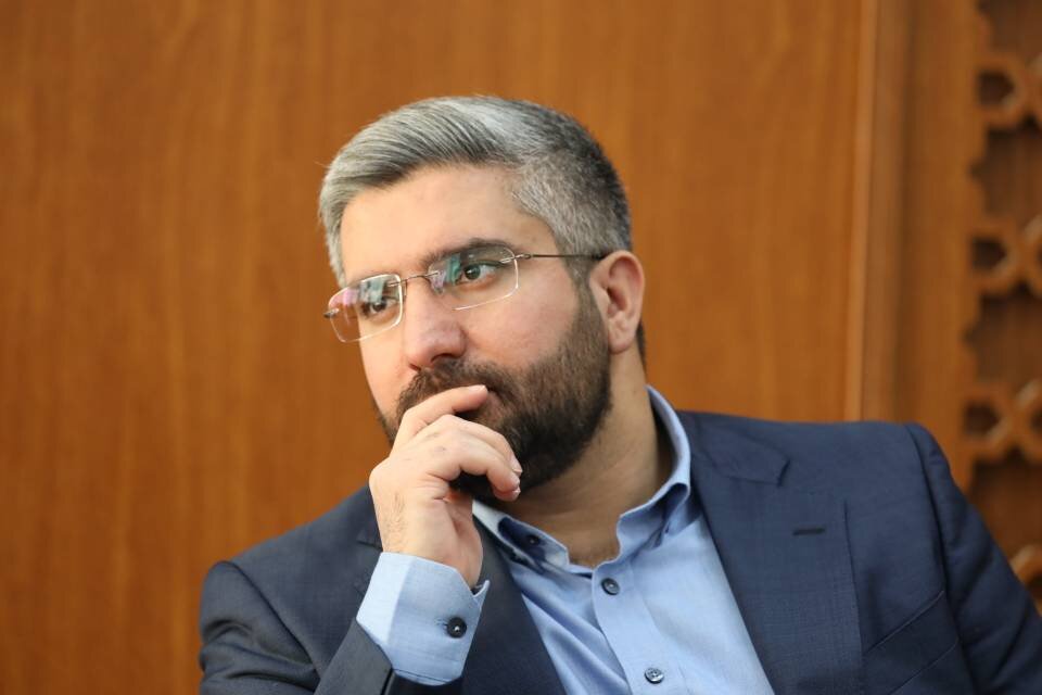 تجلیل فدراسیون دوومیدانی کشور از شهردار منطقه ۱۳ با اهدای مدال/ همکاری برای توسعه زیرساخت‌های ورزش