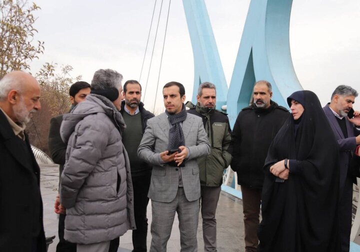 حضور زاکانی در منزل فرمانده فقید یگان حفاظت شهرداری تهران