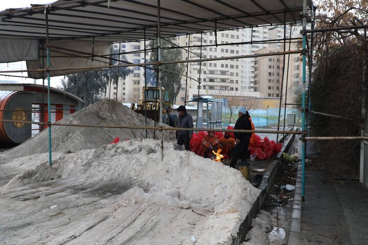 شارژ چند هزار کیسه شن و نمک در معابر شمال‌غرب پایتخت