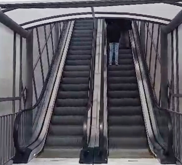 نوسازی و تعویض پله برقی پل‌ عابر پیاده مکانیزه خیابان شهید دستواره در منطقه ۲۰