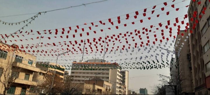 از اجرای طاق‌های نصرت تا اهتزاز پرچم‌های ایران در سطح معابر و میادین