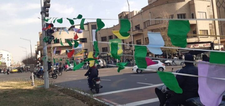 از اجرای طاق‌های نصرت تا اهتزاز پرچم‌های ایران در سطح معابر و میادین