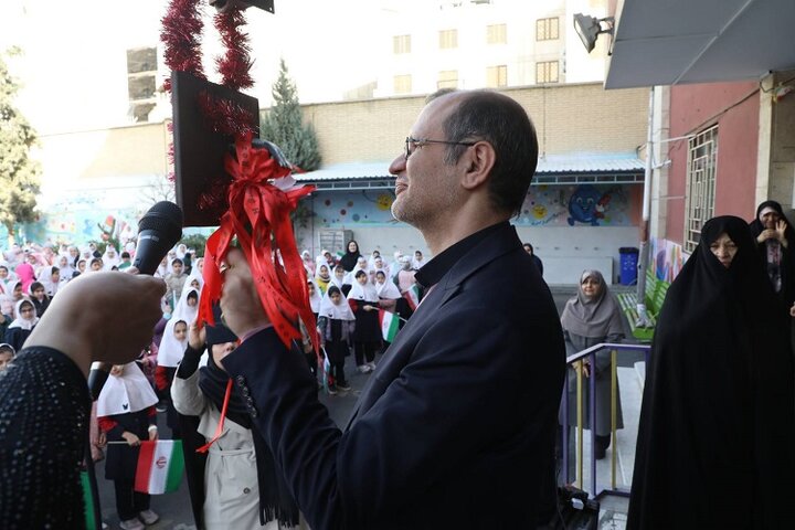 گلبانگ انقلاب در مدارس منطقه ۲ به صدا در آمد