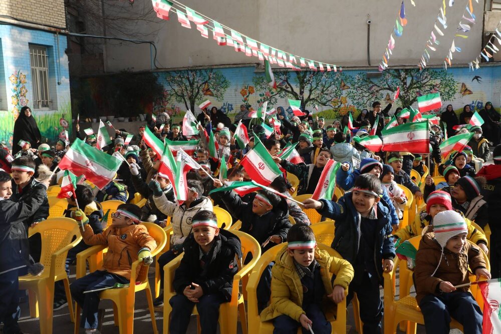 زنگ انقلاب در مدارس دارالشهدای تهران نواخته شد