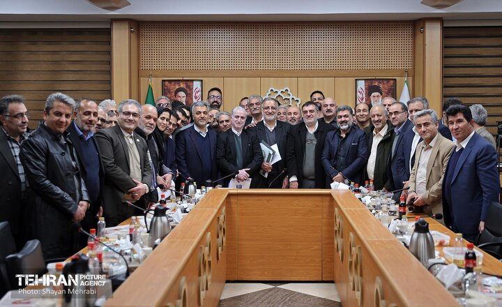نشست هم‌اندیشی هیئت رئیسه اتاق اصناف، روسای اتحادیه‌های صنفی و هیئت امنای بازار با شهردار تهران