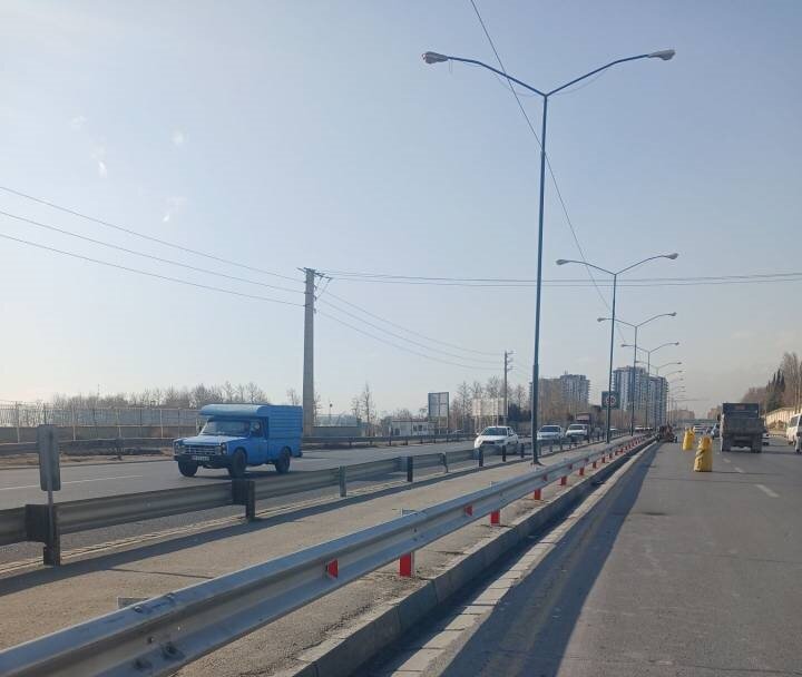 ایمن‌سازی شبکه معابر بزرگراهی منطقه ۴ با نصب گاردریل و نیوجرسی