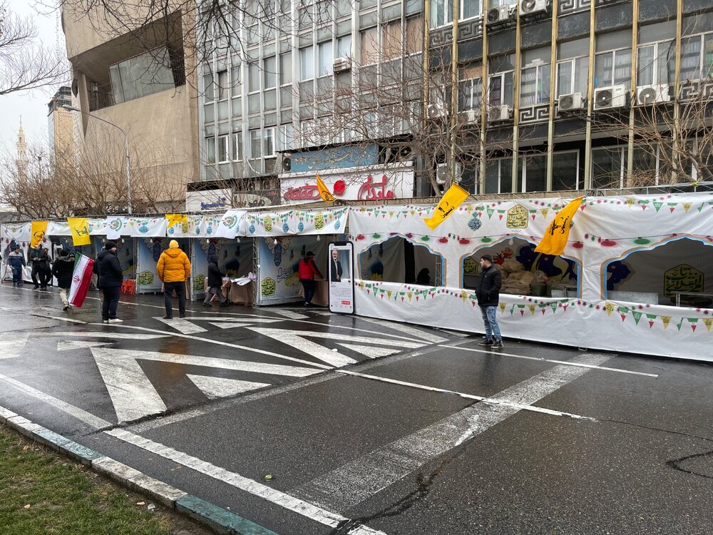 ۹ ایستگاه فرهنگی و یک استیج مرکزی در میدان ولیعصر(عج) برپا شد