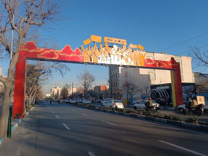 خیابان پیروزی مزین به طاق‌نصرت‌های انقلاب اسلامی شد