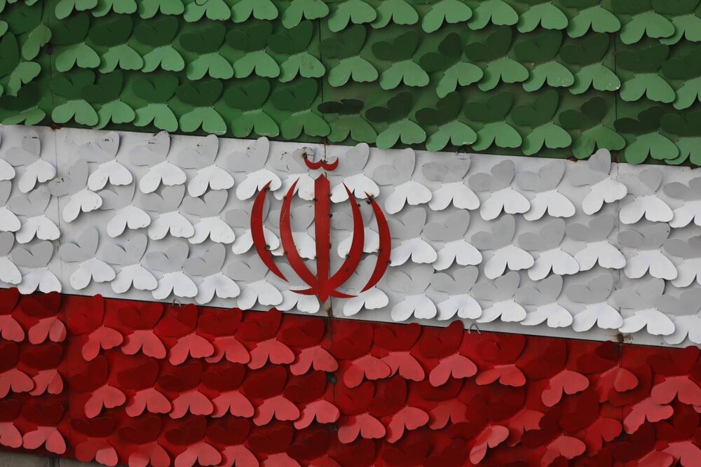 رونمایی از پرچم ۱۵ متری ایران مزین به ۶۰۰ پروانه یاد شهدا