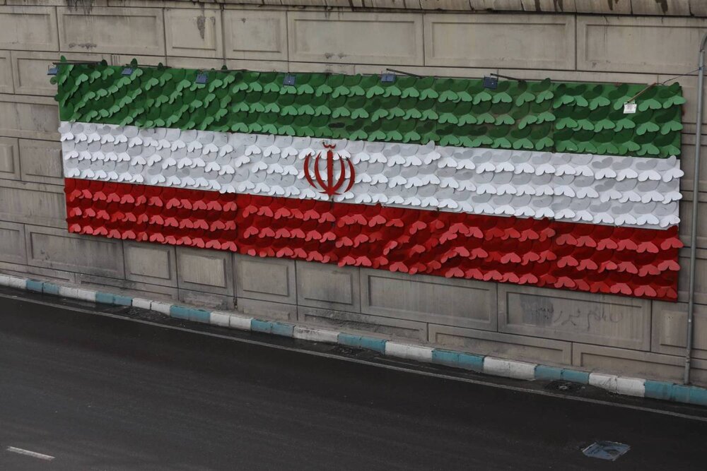 رونمایی از پرچم ۱۵ متری ایران مزین به ۶۰۰ پروانه یاد شهدا