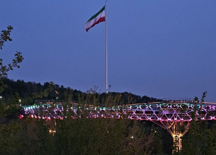 پل طبیعت امشب به رنگ پرچم ایران می‌شود