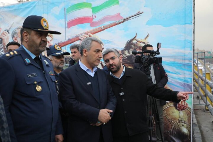 پرچم ۱۵ متری ایران، مزین به ۶۰۰ پروانه یاد شهدا در منطقه۱۳ رونمایی شد