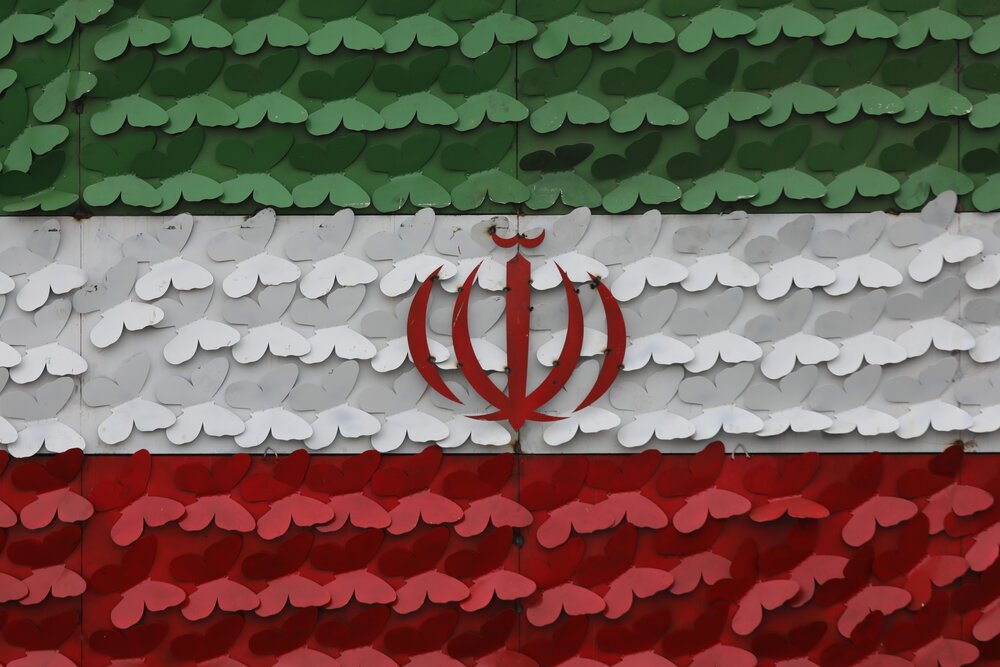 پرچم ۱۵ متری ایران، مزین به ۶۰۰ پروانه یاد شهدا در منطقه۱۳ رونمایی شد