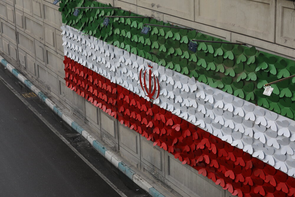 پرچم ۱۵ متری ایران، مزین به ۶۰۰ پروانه یاد شهدا در منطقه۱۳ رونمایی شد