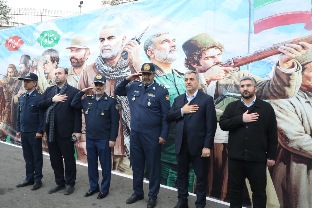 پرچم ۱۵ متری ایران، مزین به ۶۰۰ پروانه یاد شهدا در منطقه۱۳ رونمایی شد