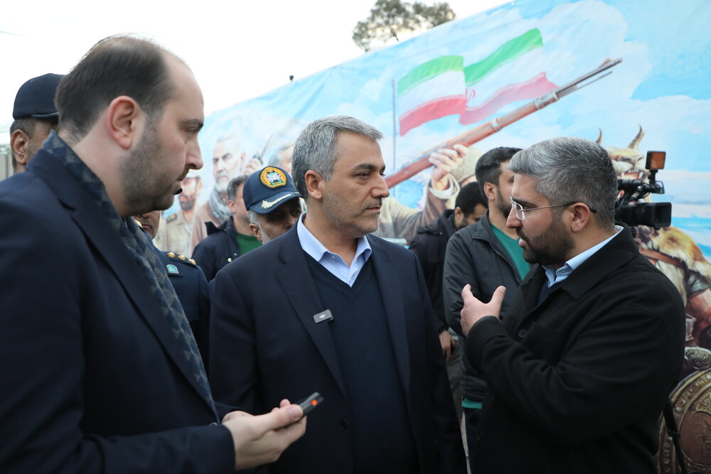 پرچم ۱۵ متری ایران، مزین به ۶۰۰ پروانه یاد شهدا در منطقه۱۳ رونمایی شد