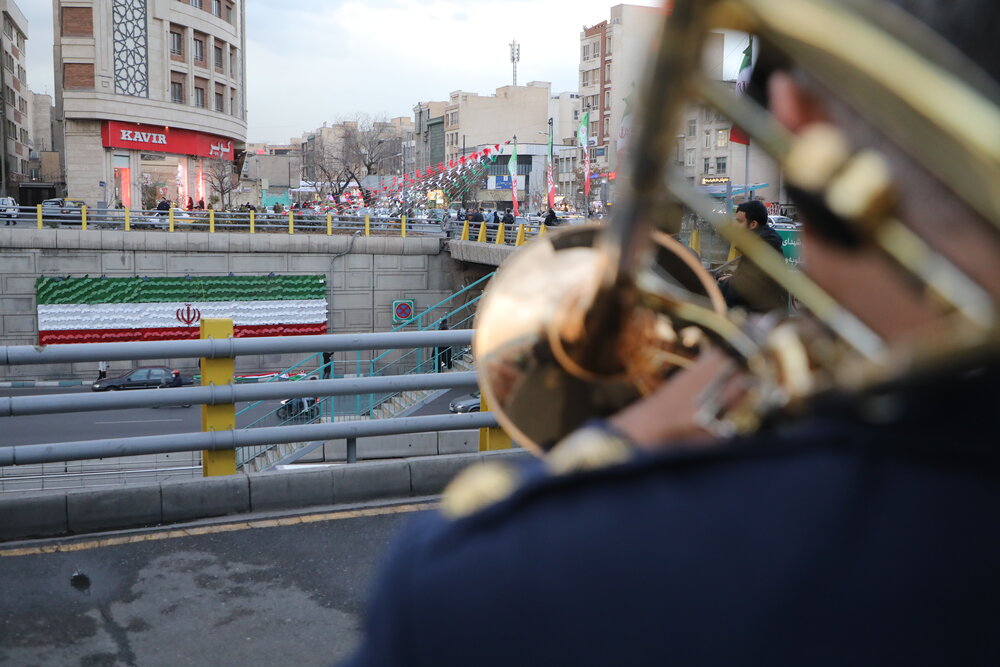 پرچم ۱۵ متری ایران، مزین به ۶۰۰ پروانه یاد شهدا در منطقه۱۳ رونمایی شد