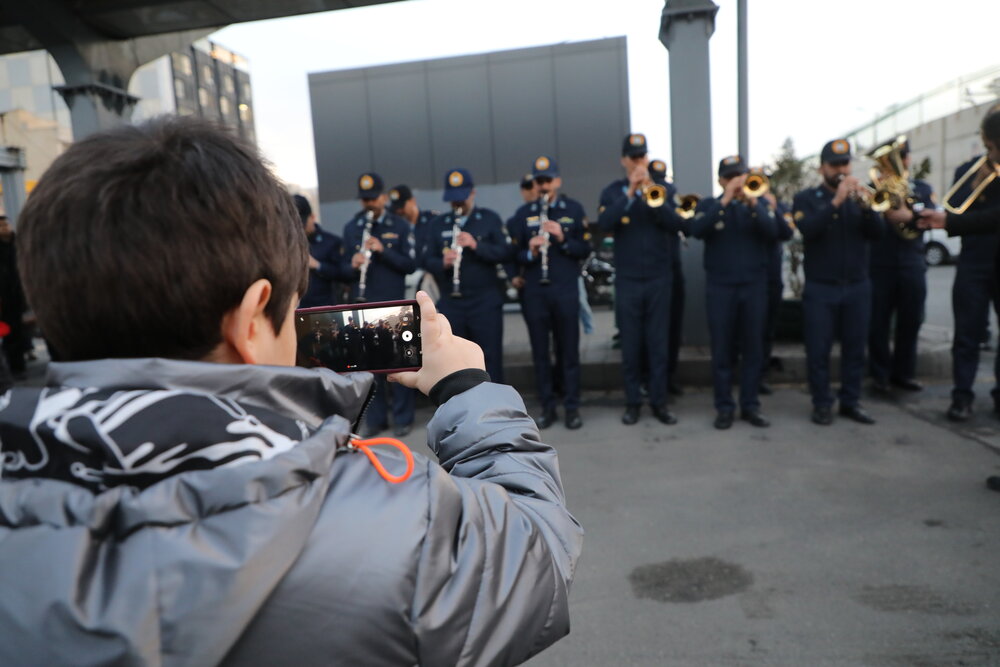 پرچم ۱۵ متری ایران، مزین به ۶۰۰ پروانه یاد شهدا در منطقه۱۳ رونمایی شد
