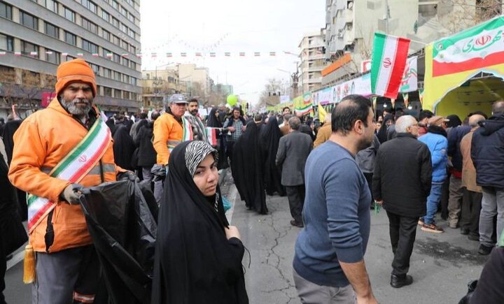 پاکسازی ۱/۵ کیلومتر از مسیر راهپیمایی ۲۲ بهمن 