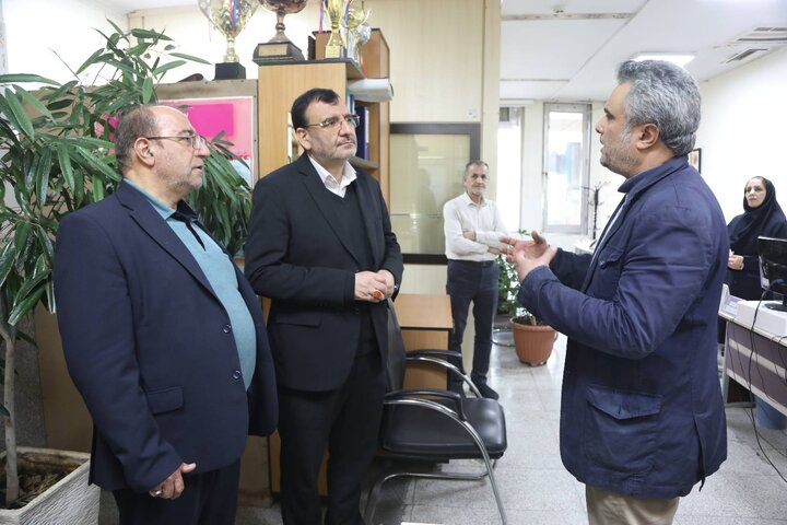 دیدار باقری با کارکنان شهرداری منطقه ۱۶/ افتتاح پروژه نصب صفحات خورشیدی تولید برق