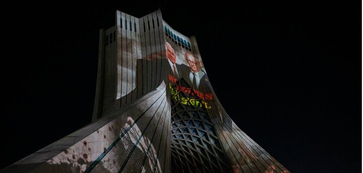 تصویر شبح هیتلر و هیتلر بر برج آزادی؛ وقتی سایه دیکتاتوری همچنان بر سر آلمان است