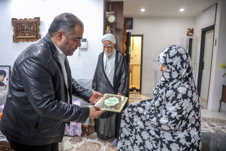 دیدار شهردار منطقه ۱۷ با خانواده شهید والامقام محمدرضا دنیا گردانه