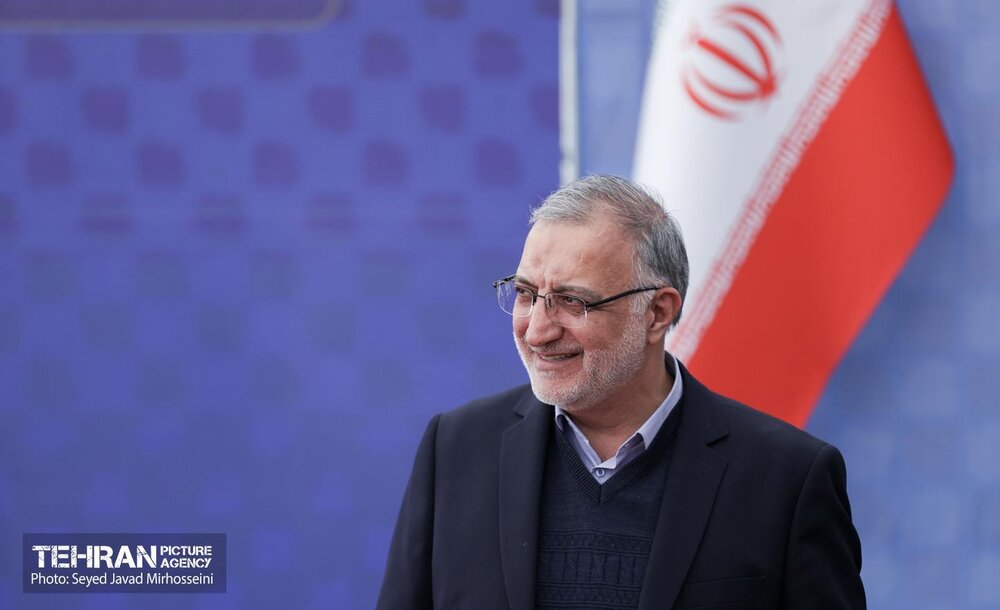 آیین رونمایی از ایستگاه شارژ خودروهای برقی کیانشهر و اتوبوس‌های دوکابین ۱۸ متری