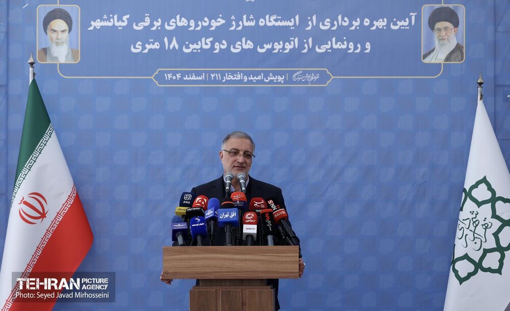 آیین رونمایی از ایستگاه شارژ خودروهای برقی کیانشهر و اتوبوس‌های دوکابین ۱۸ متری