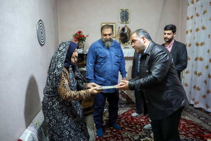 دیدار شهردار منطقه ۱۷ با خانواده شهید والامقام منصور ورزدار